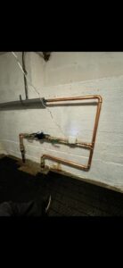 vattenfelsbrytare och radiatorventiler nära Kylören