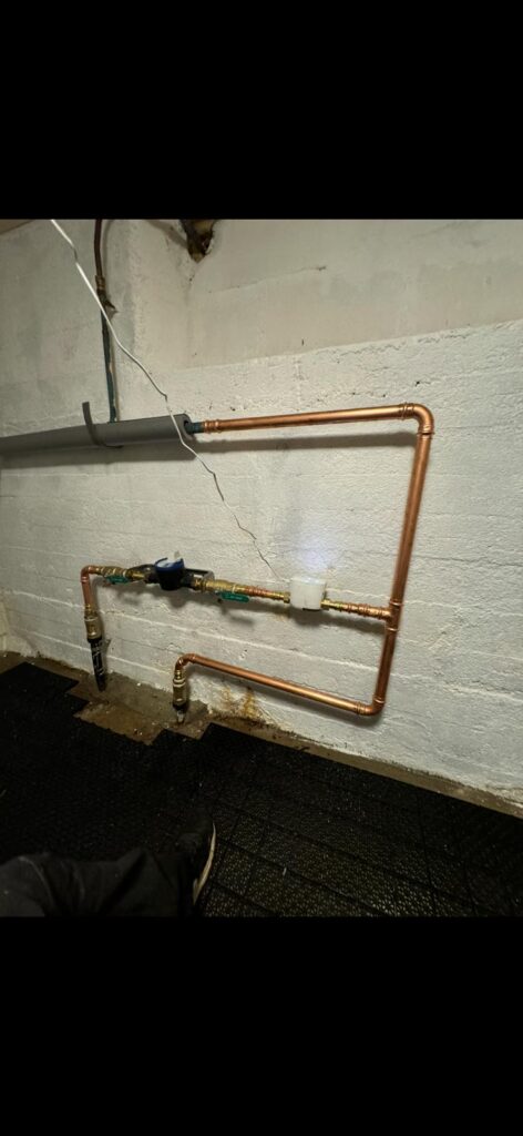 vattenfelsbrytare och radiatorventiler nära Kylören