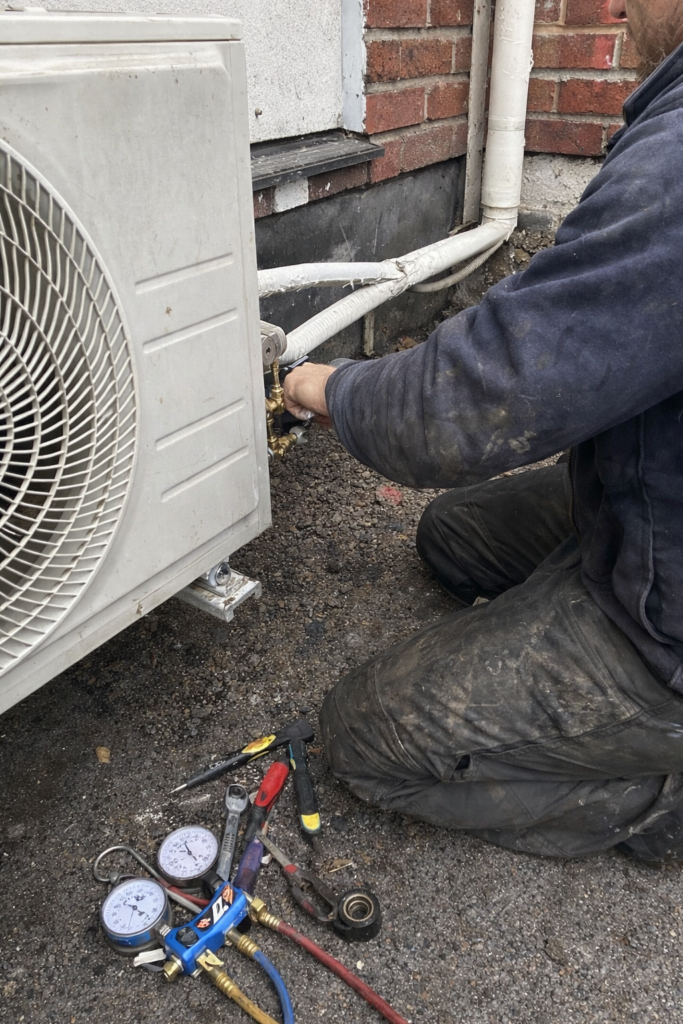 Obbola, strax utanför Umeå, valde en man i år att ge sin fru en Alla hjärtans dag-present som inte bara värmer hjärtat – utan hela huset. I stället för blommor eller choklad investerade han i något som gör verklig skillnad i vardagen: en modern luftvärmepump installerad av SWS Rör.